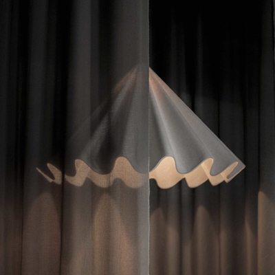 Λευκό χρώμα Φίλτ (100% πολυεστέρας) Κύκλωμα σχεδιασμού τραπεζαρίας Χορευτικό μενταγιόν 37,4 ίντσες διάμετρος x 21,6 ίντσες H